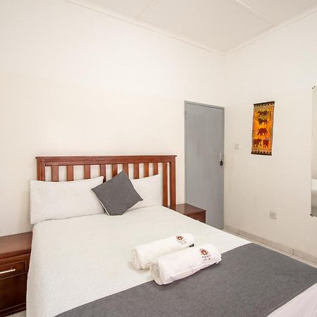 Wood Road Guest Lodge วิกตอเรียฟอลส์ ภายนอก รูปภาพ