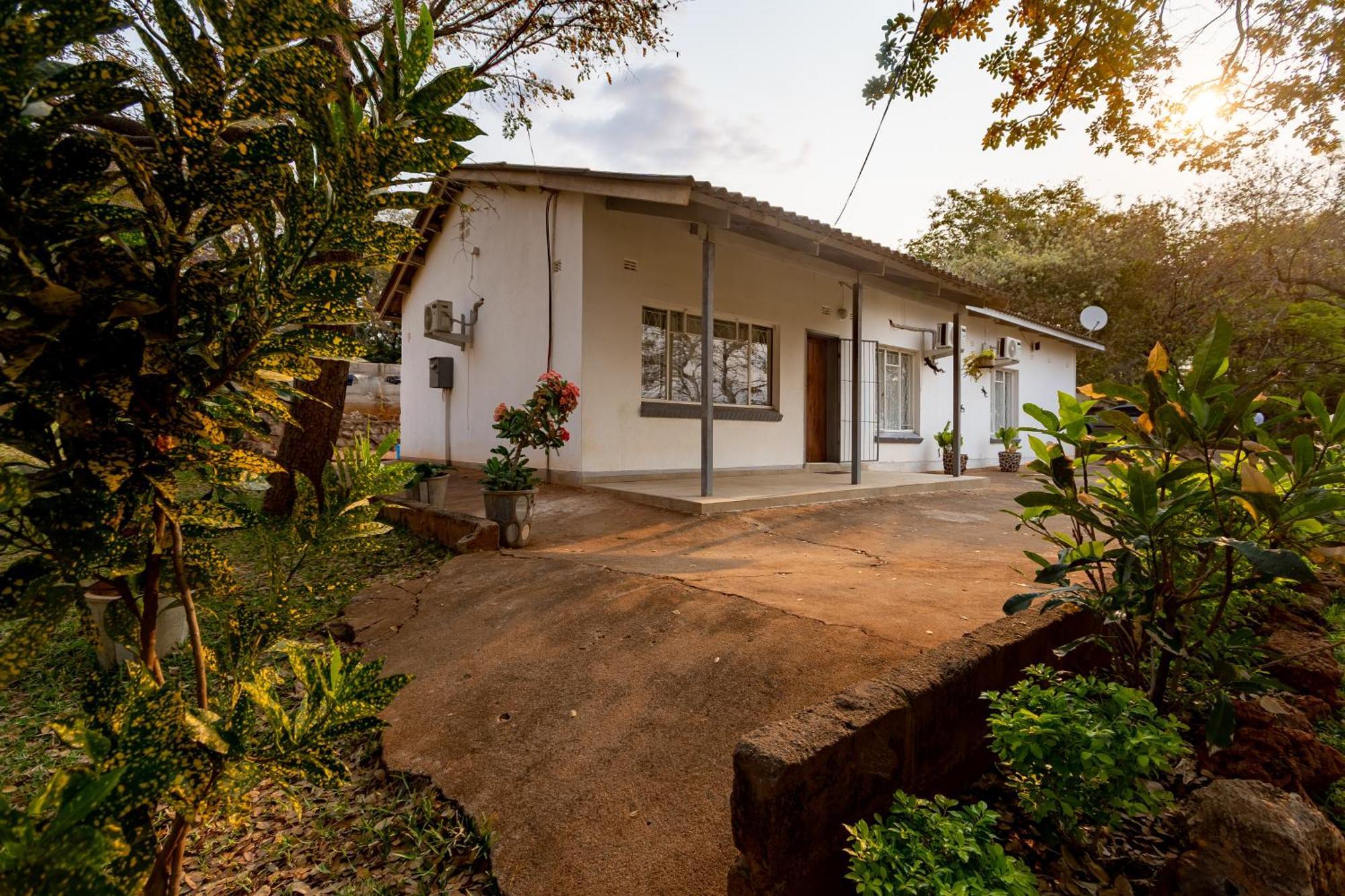 Wood Road Guest Lodge วิกตอเรียฟอลส์ ภายนอก รูปภาพ