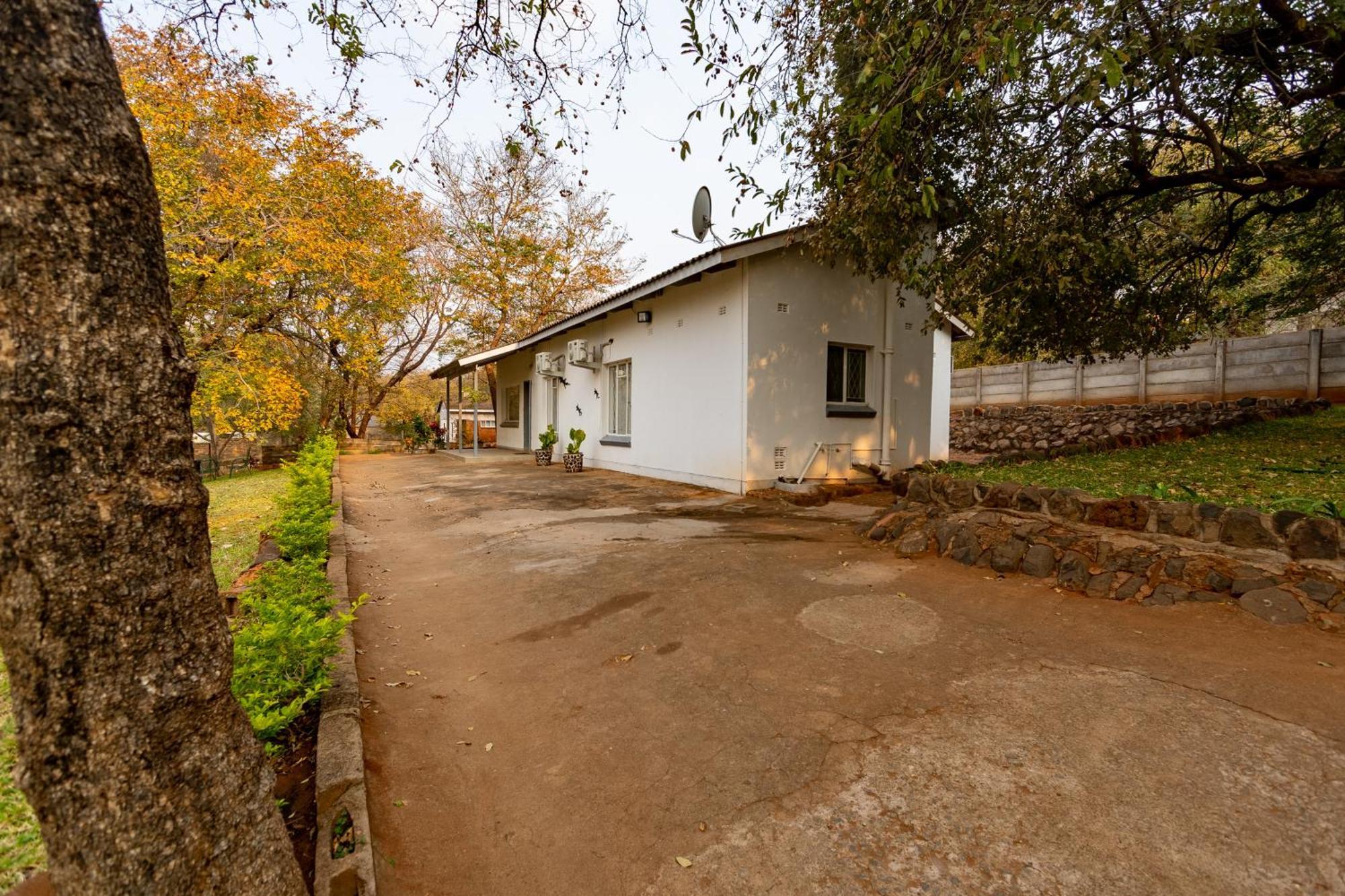 Wood Road Guest Lodge วิกตอเรียฟอลส์ ภายนอก รูปภาพ